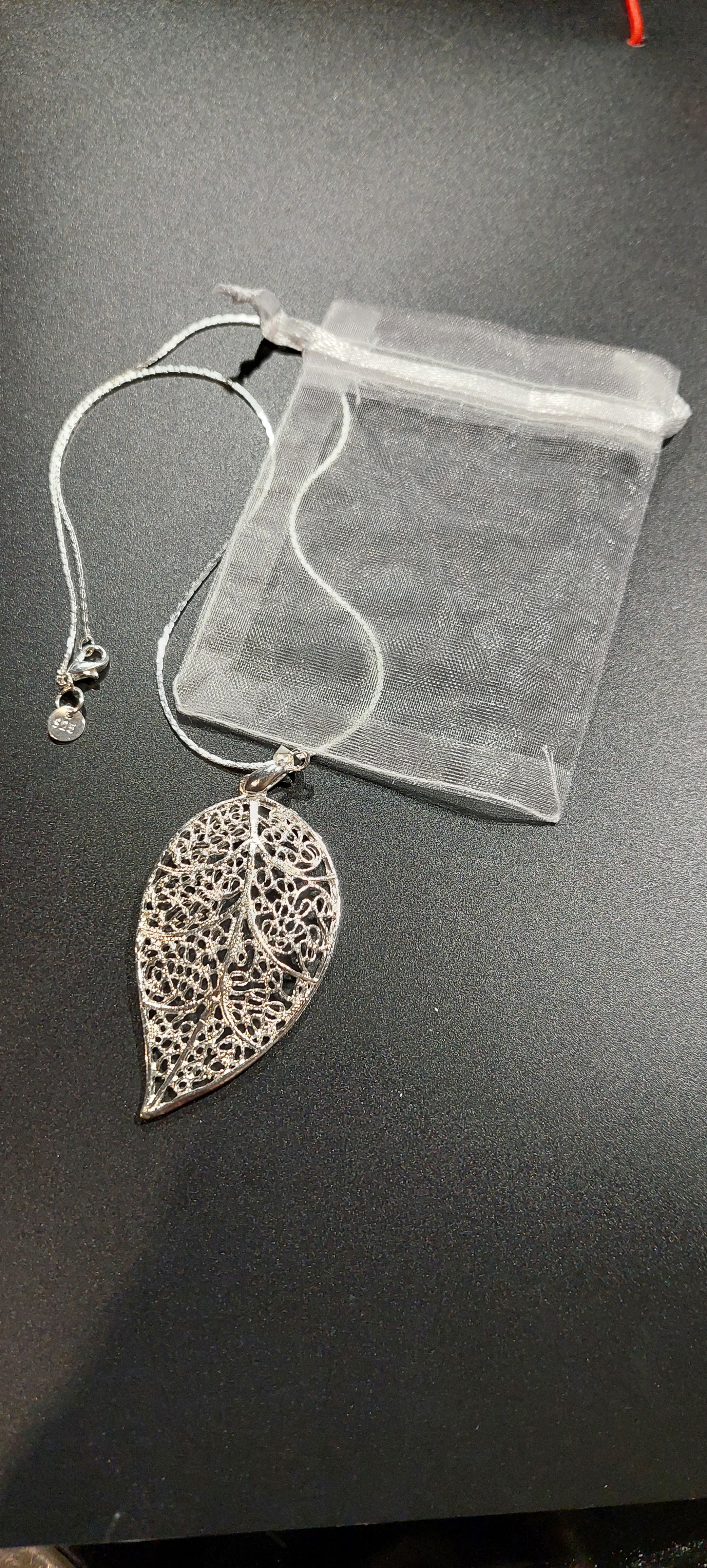 Filigrane Halskette mit Blattanhänger