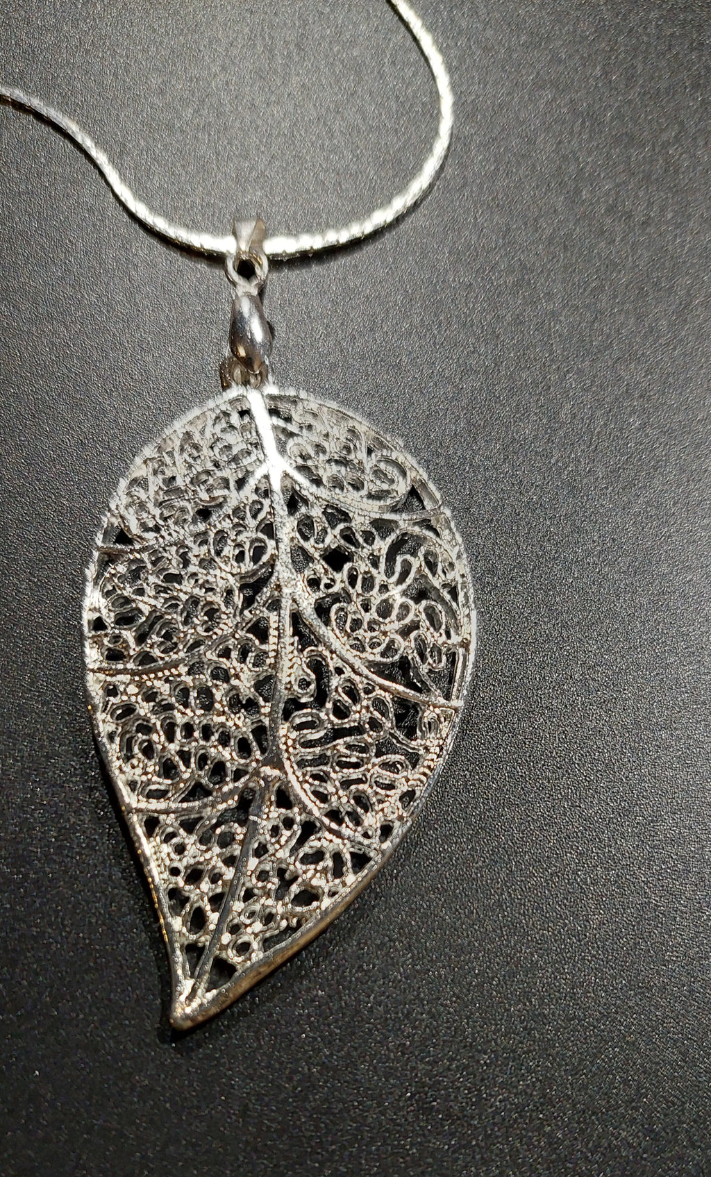 Filigrane Halskette mit Blattanhänger