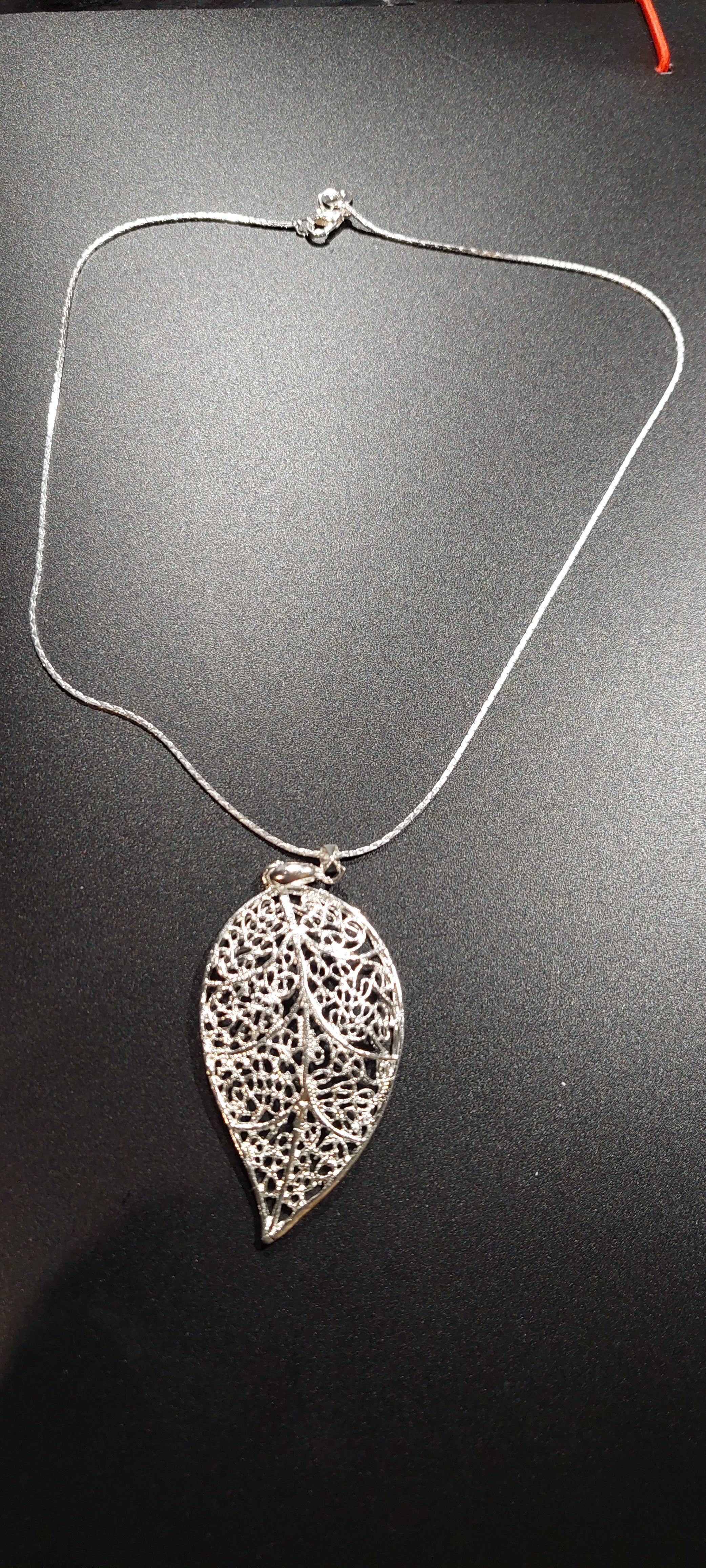 Filigrane Halskette mit Blattanhänger