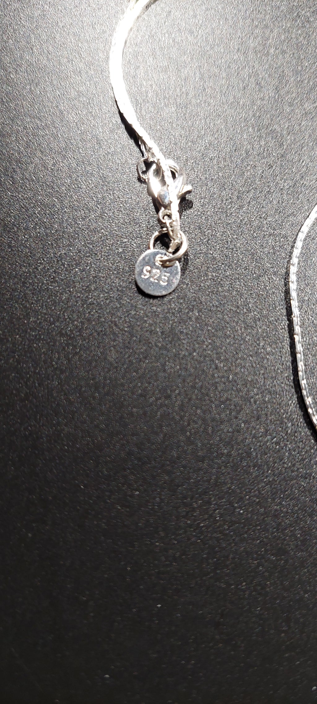 Filigrane Halskette mit Blattanhänger