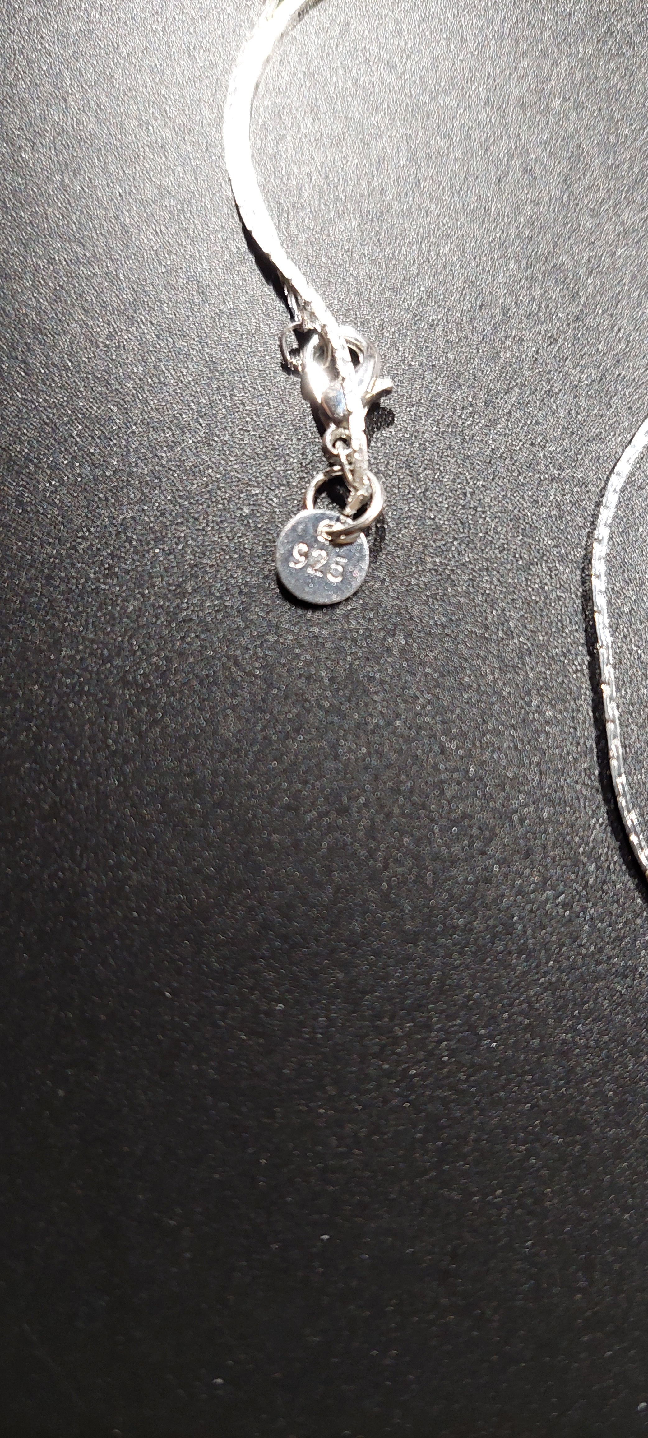 Filigrane Halskette mit Blattanhänger