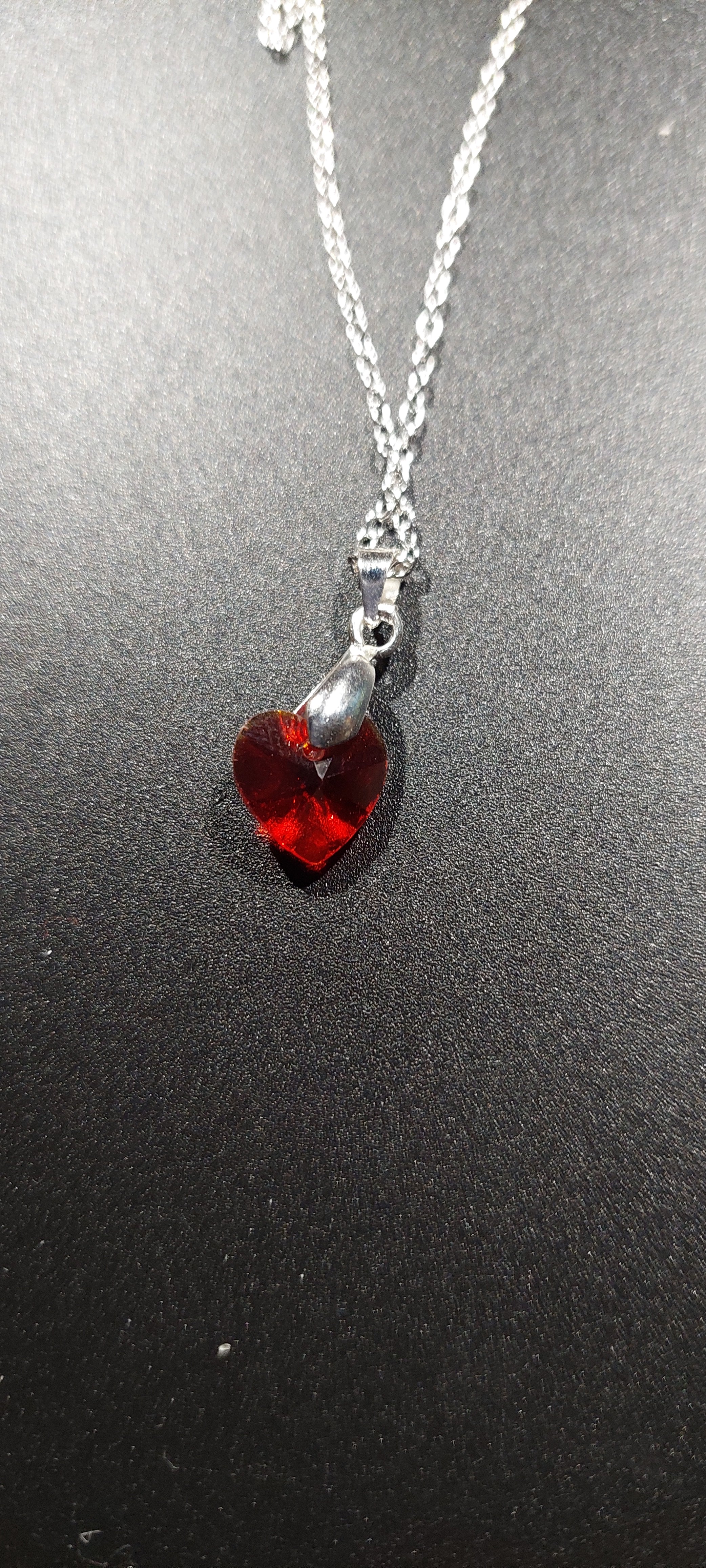 Halskette mit rotem Herz Anhänger