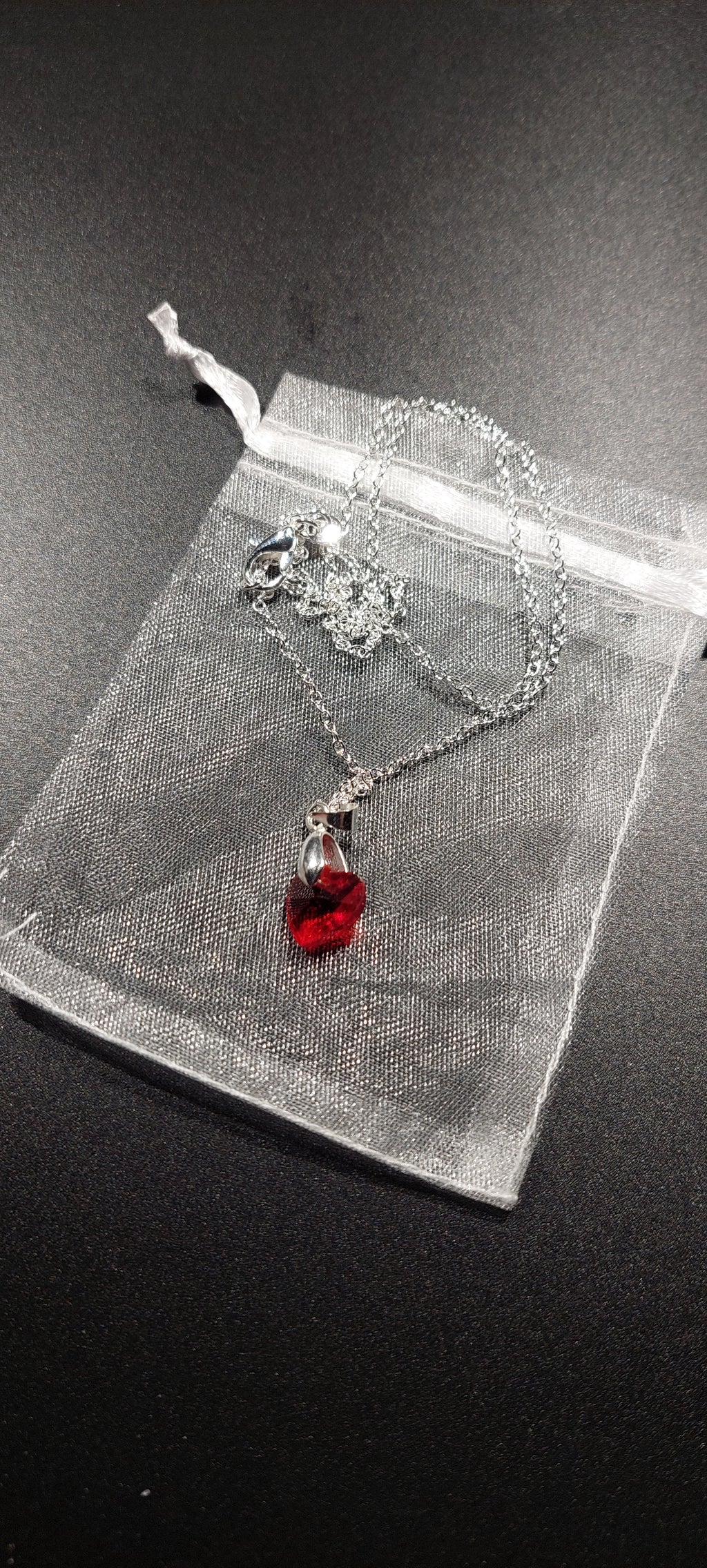 Halskette mit rotem Herz Anhänger