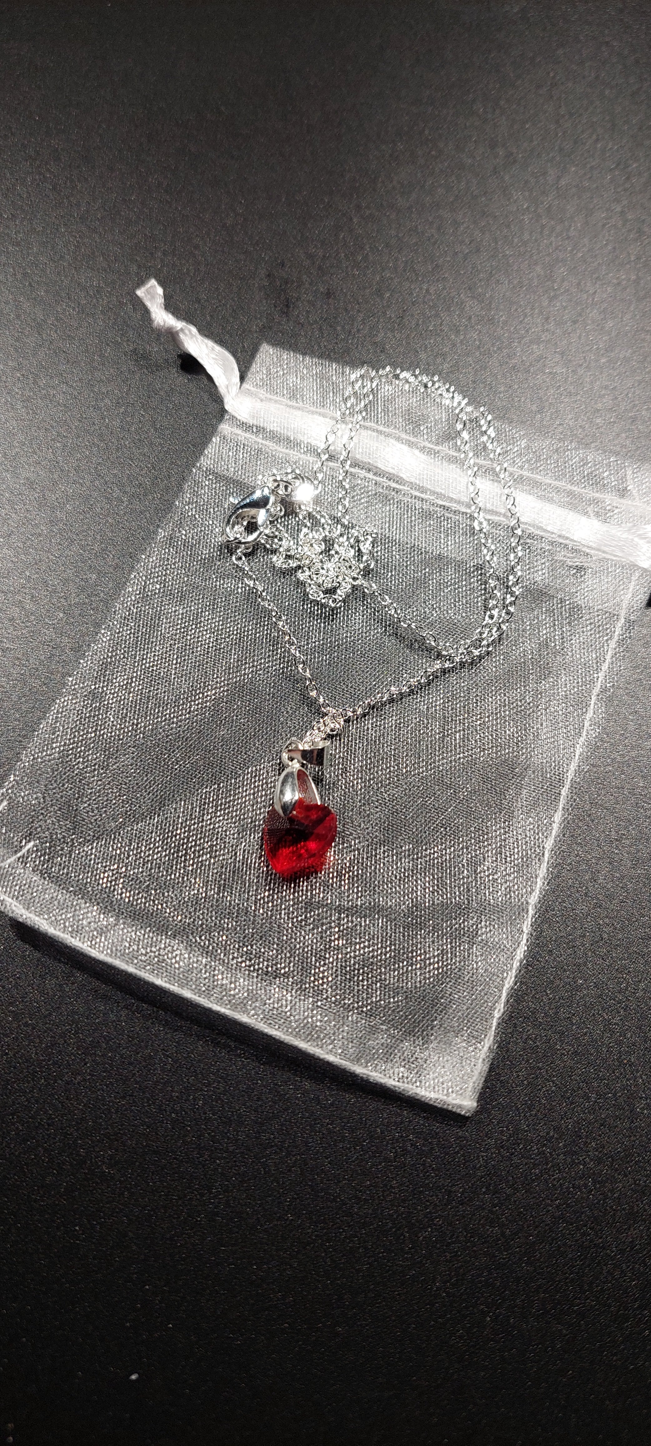 Halskette mit rotem Herz Anhänger