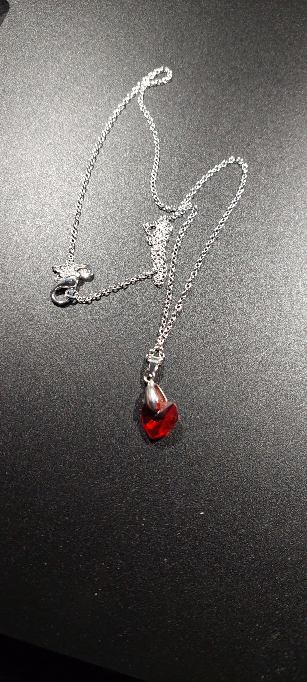 Halskette mit rotem Herz Anhänger