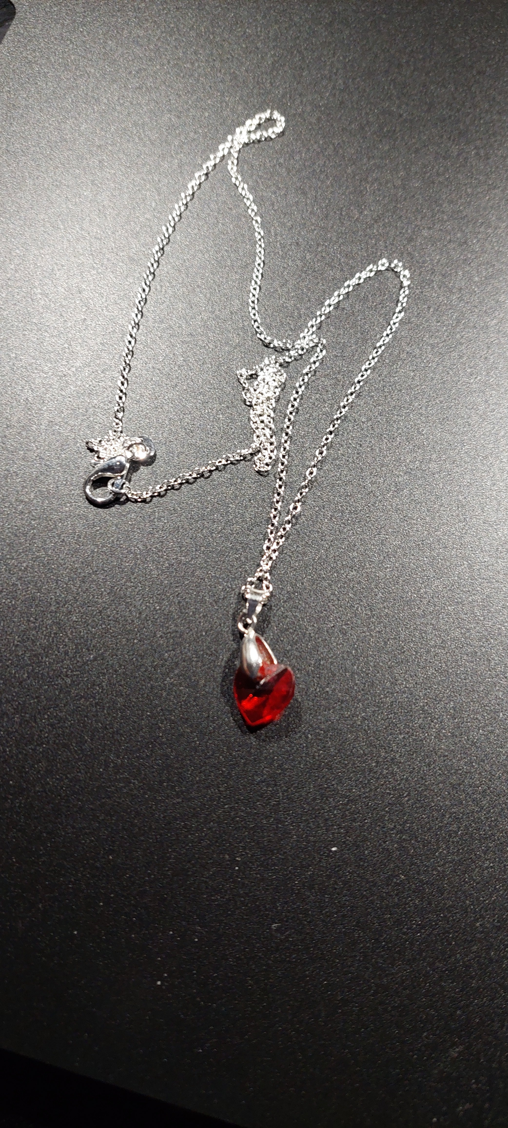 Halskette mit rotem Herz Anhänger